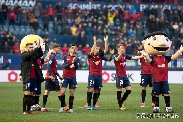  法兰克福球迷抗议俱乐部转会操作  